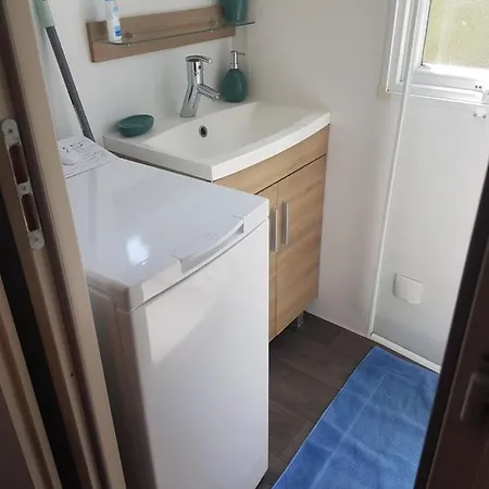 Parque de Campismo Frejus Tout Confort, Climatisation,Plus Ventilation Toutes Les Chambres, Linge De Lit Et De Toilette , Coffre Fort, Lave Vaisselle Machine A Laver Grande Terrasse Couverte Velos Et Wifi Possible *