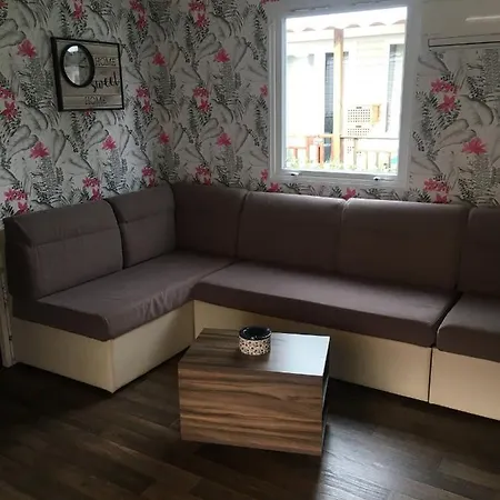 Frejus Tout Confort, Climatisation,Plus Ventilation Toutes Les Chambres, Linge De Lit Et De Toilette , Coffre Fort, Lave Vaisselle Machine A Laver Grande Terrasse Couverte Velos Et Wifi Possible Fréjus