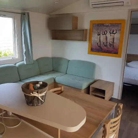 Parque de Campismo Frejus Tout Confort, Climatisation,Plus Ventilation Toutes Les Chambres, Linge De Lit Et De Toilette , Coffre Fort, Lave Vaisselle Machine A Laver Grande Terrasse Couverte Velos Et Wifi Possible *