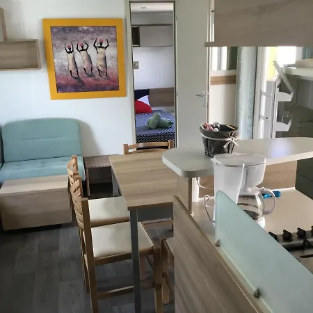 Frejus Tout Confort, Climatisation,Plus Ventilation Toutes Les Chambres, Linge De Lit Et De Toilette , Coffre Fort, Lave Vaisselle Machine A Laver Grande Terrasse Couverte Velos Et Wifi Possible Parque de Campismo Fréjus