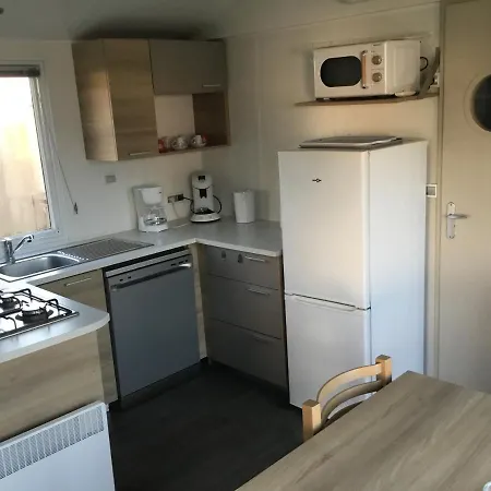 Frejus Tout Confort, Climatisation,Plus Ventilation Toutes Les Chambres, Linge De Lit Et De Toilette , Coffre Fort, Lave Vaisselle Machine A Laver Grande Terrasse Couverte Velos Et Wifi Possible Parque de Campismo *