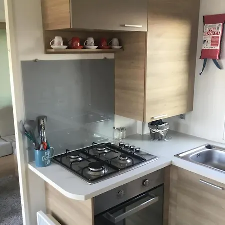Frejus Tout Confort, Climatisation,Plus Ventilation Toutes Les Chambres, Linge De Lit Et De Toilette , Coffre Fort, Lave Vaisselle Machine A Laver Grande Terrasse Couverte Velos Et Wifi Possible Parque de Campismo *
