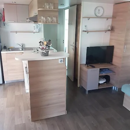 Frejus Tout Confort, Climatisation,Plus Ventilation Toutes Les Chambres, Linge De Lit Et De Toilette , Coffre Fort, Lave Vaisselle Machine A Laver Grande Terrasse Couverte Velos Et Wifi Possible Parque de Campismo *