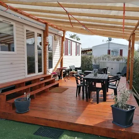 Frejus Tout Confort, Climatisation,Plus Ventilation Toutes Les Chambres, Linge De Lit Et De Toilette , Coffre Fort, Lave Vaisselle Machine A Laver Grande Terrasse Couverte Velos Et Wifi Possible * Fréjus