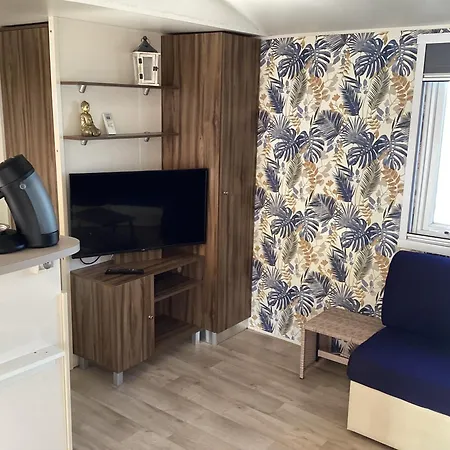 Frejus Tout Confort, Climatisation,Plus Ventilation Toutes Les Chambres, Linge De Lit Et De Toilette , Coffre Fort, Lave Vaisselle Machine A Laver Grande Terrasse Couverte Velos Et Wifi Possible Parque de Campismo Fréjus
