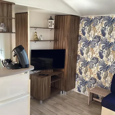 Frejus Tout Confort, Climatisation,Plus Ventilation Toutes Les Chambres, Linge De Lit Et De Toilette , Coffre Fort, Lave Vaisselle Machine A Laver Grande Terrasse Couverte Velos Et Wifi Possible Parque de Campismo *