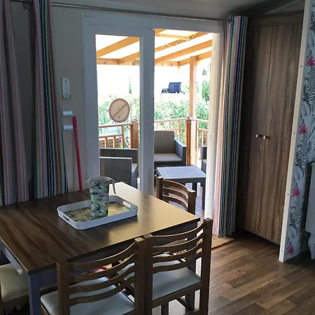 Frejus Tout Confort, Climatisation,Plus Ventilation Toutes Les Chambres, Linge De Lit Et De Toilette , Coffre Fort, Lave Vaisselle Machine A Laver Grande Terrasse Couverte Velos Et Wifi Possible Parque de Campismo *