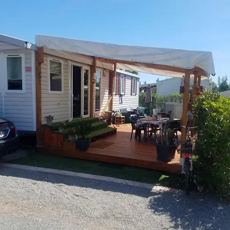 Frejus Tout Confort, Climatisation,Plus Ventilation Toutes Les Chambres, Linge De Lit Et De Toilette , Coffre Fort, Lave Vaisselle Machine A Laver Grande Terrasse Couverte Velos Et Wifi Possible Parque de Campismo *