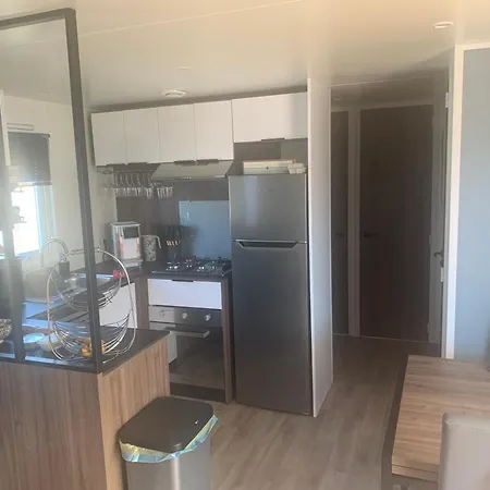 Parque de Campismo Frejus Tout Confort, Climatisation,Plus Ventilation Toutes Les Chambres, Linge De Lit Et De Toilette , Coffre Fort, Lave Vaisselle Machine A Laver Grande Terrasse Couverte Velos Et Wifi Possible Fréjus