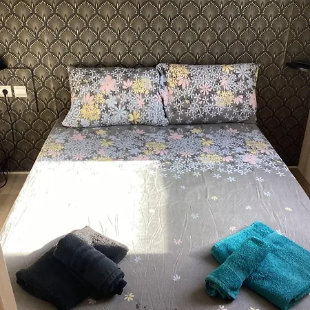 Frejus Tout Confort, Climatisation,Plus Ventilation Toutes Les Chambres, Linge De Lit Et De Toilette , Coffre Fort, Lave Vaisselle Machine A Laver Grande Terrasse Couverte Velos Et Wifi Possible Parque de Campismo Fréjus